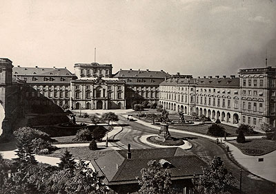Schloss Mannheim zu Beginn des 20. Jahrhunderts. Der Schlosshof ist als repräsentative Anfahrt mt Grünanlage angelegt. Im Vordergrund eines der in den 1960er Jahren abgebrochenen Schlosswachthäuschen. 